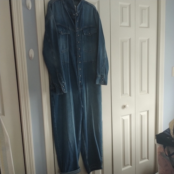 Free People "We the Free" The Townes Coverall Medium Wash Denim Jumpsuit L - Picture 3 of 15